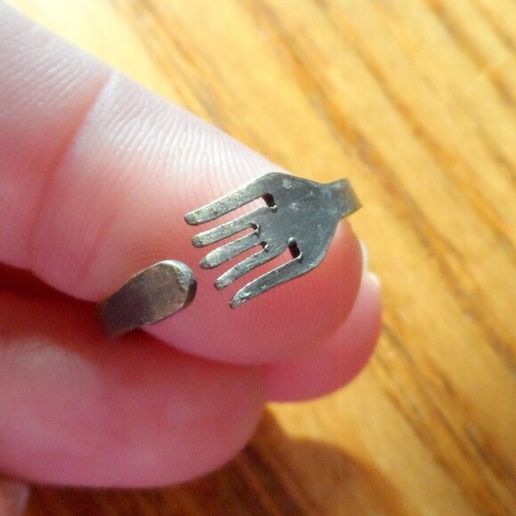 DISNEY Fork Ring sz 7 Dark colored metal - Picture 6 of 6